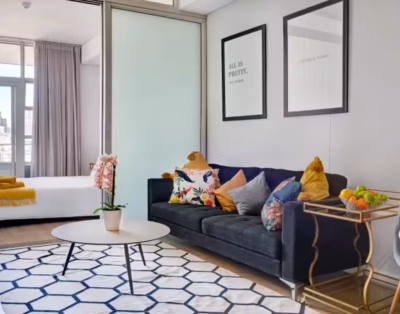 Margot-Urban Oasis: Cozy 1-BR with Balcony & City Views