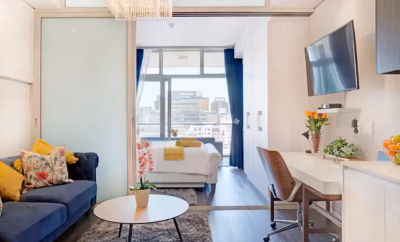 Ruby-Modern 1-BR Apt w/ City Views & Pool in Cape Town