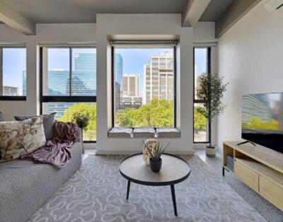 Ira-Lux – Apartment with Rooftop Pool & City Views