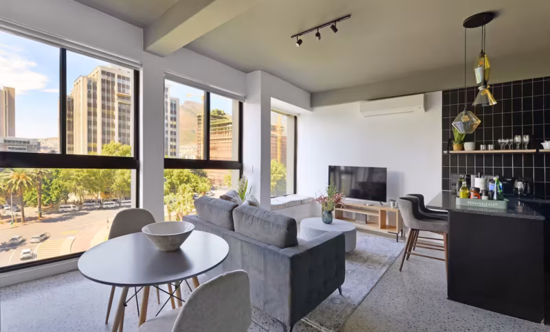 Lily-Modern City Escape with Rooftop Pool & Views