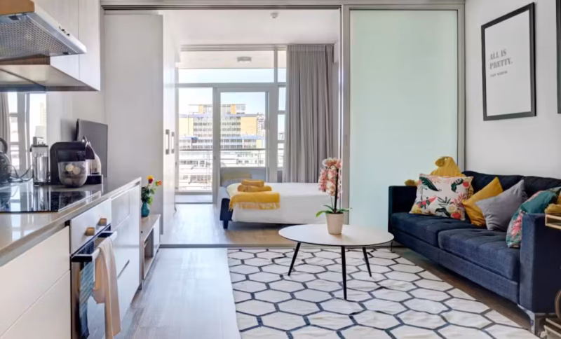 Margot-Urban Oasis: Cozy 1-BR with Balcony & City Views