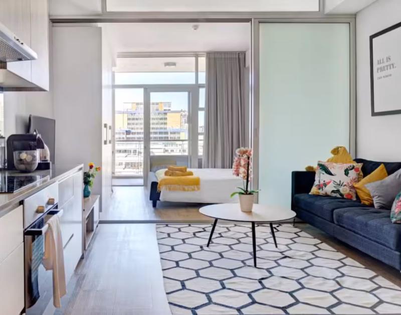 Margot-Urban Oasis: Cozy 1-BR with Balcony & City Views