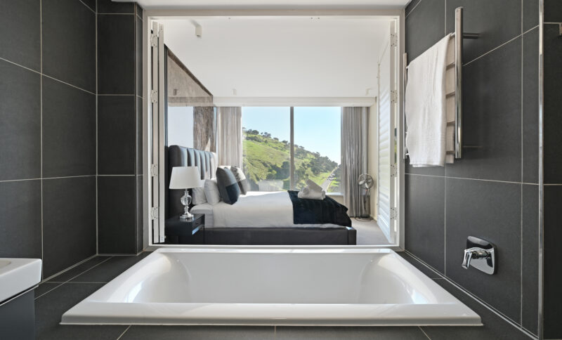Leila-Luxury Hillside 2 Bed apt w/Mountain & Ocean Views