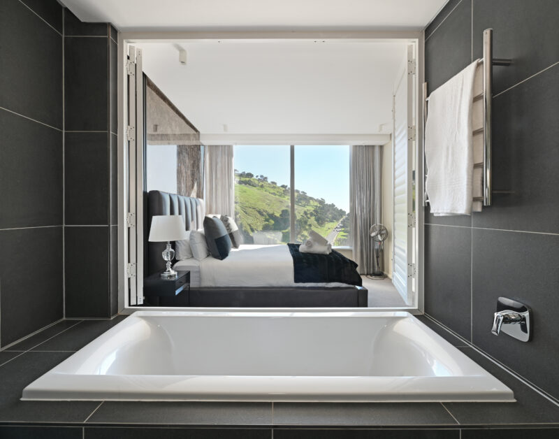 Leila-Luxury Hillside 2 Bed apt w/Mountain & Ocean Views